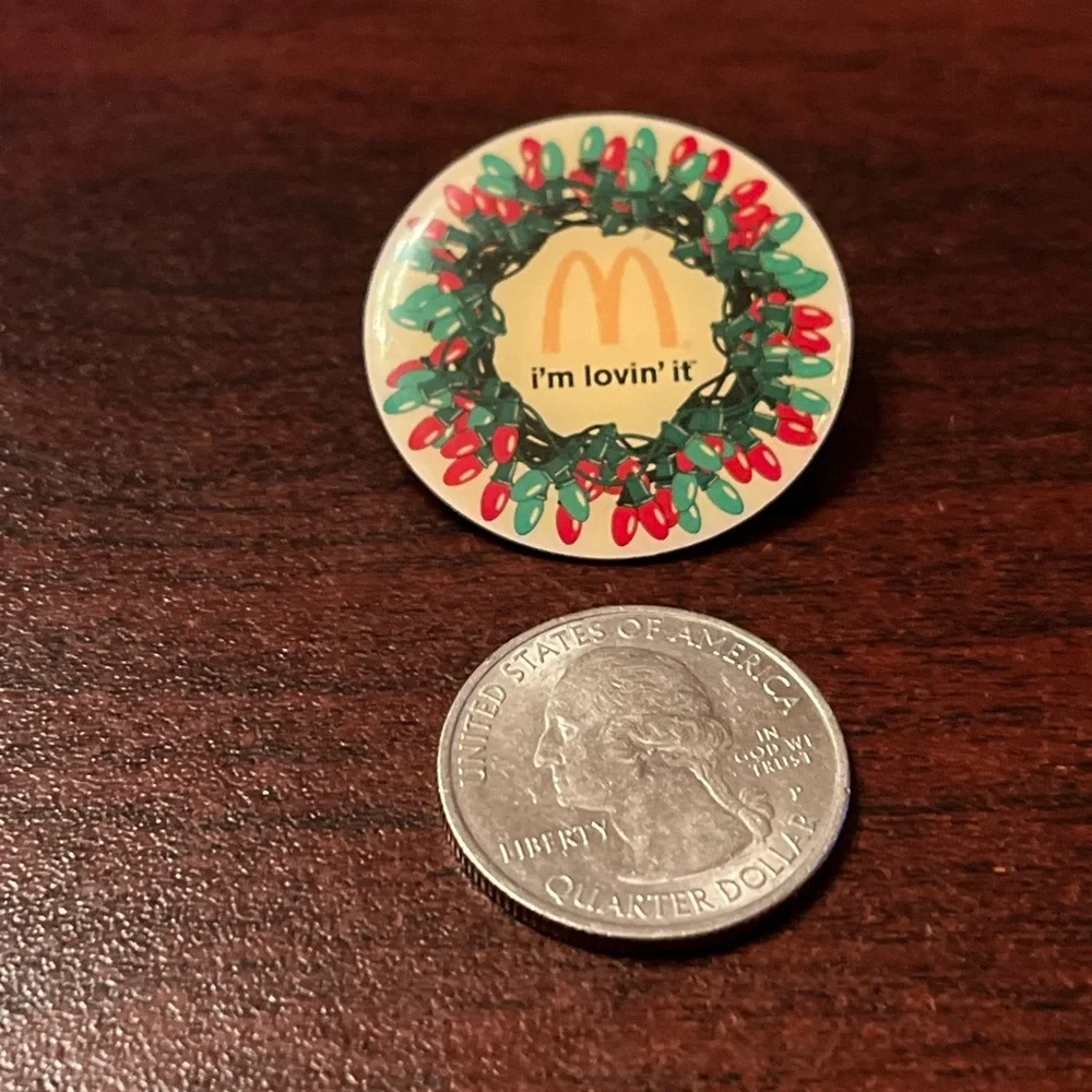 McDonald’s Christmas Lights “I’m Lovin’ It” Employee Lapel Hat Pin‎